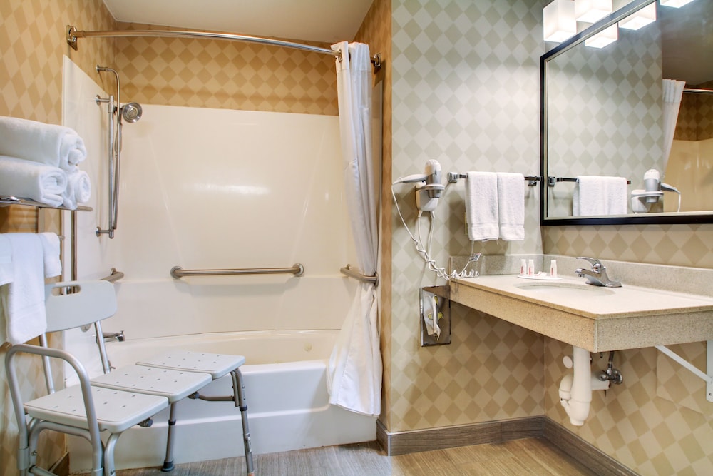 Galesburg Inn and Suites 21/42