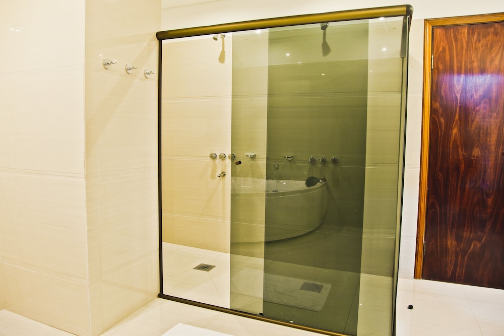 Megal Suites Hotel 44/45
