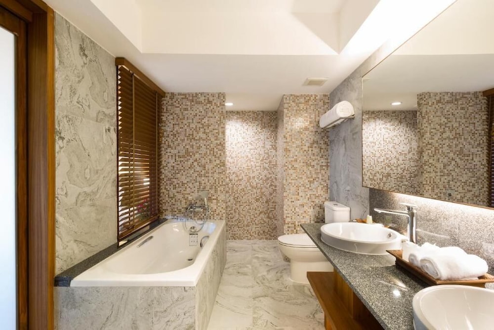 Asia Hotels Group (Poonpetch Hotel) 27/63