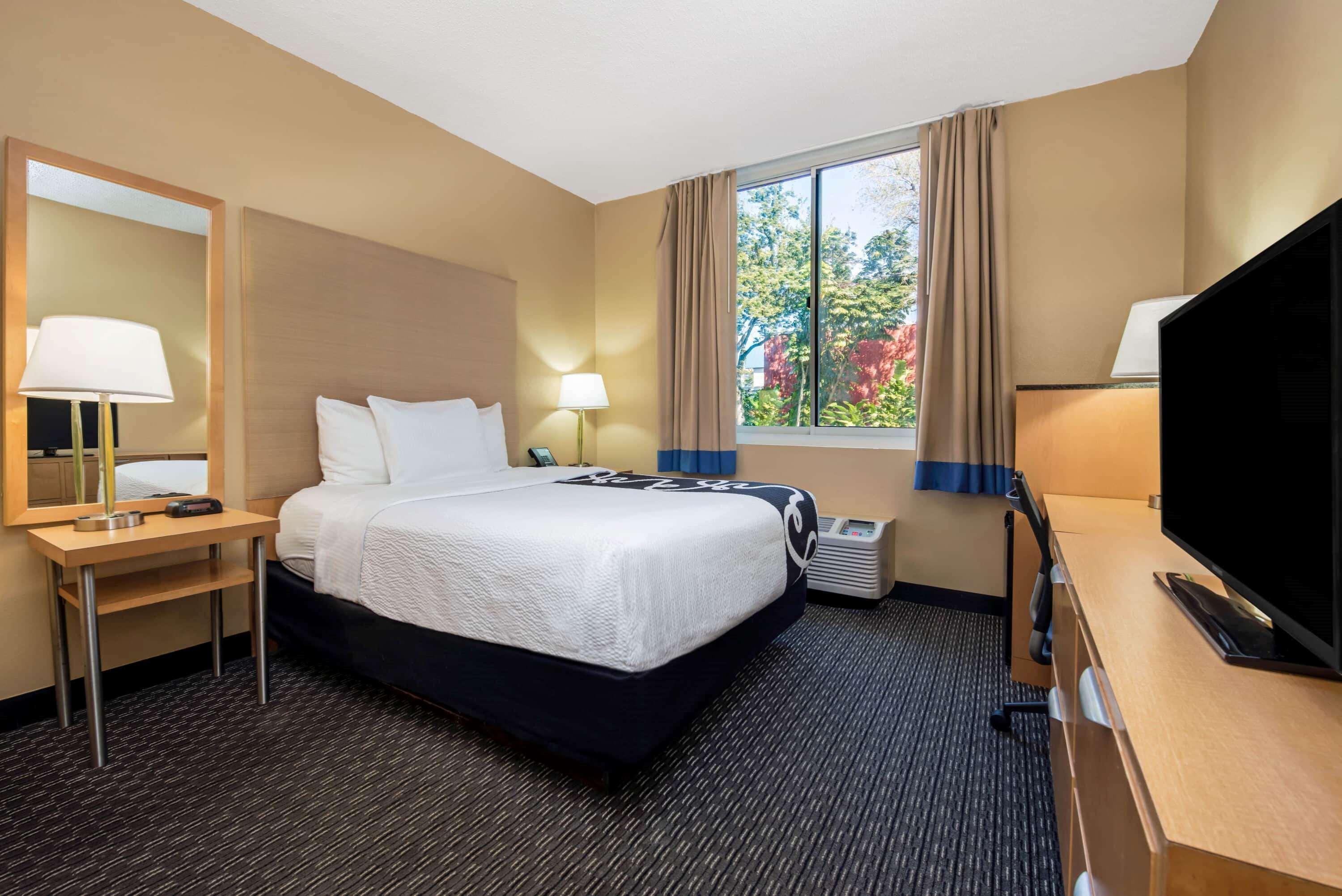 Room, City View