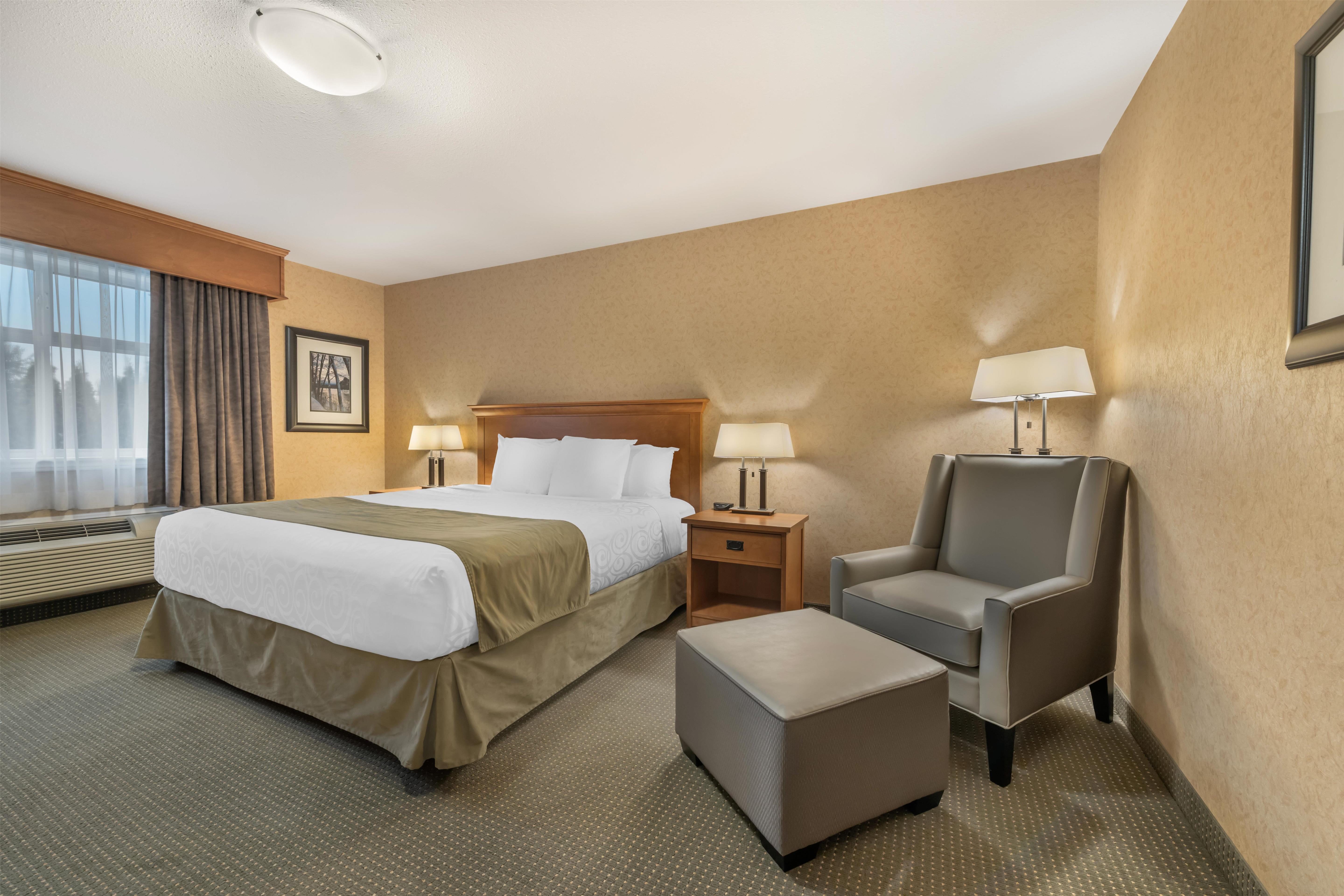 1 Bedroom, Suite, King and Queen Bed, Dining Area, Sofa