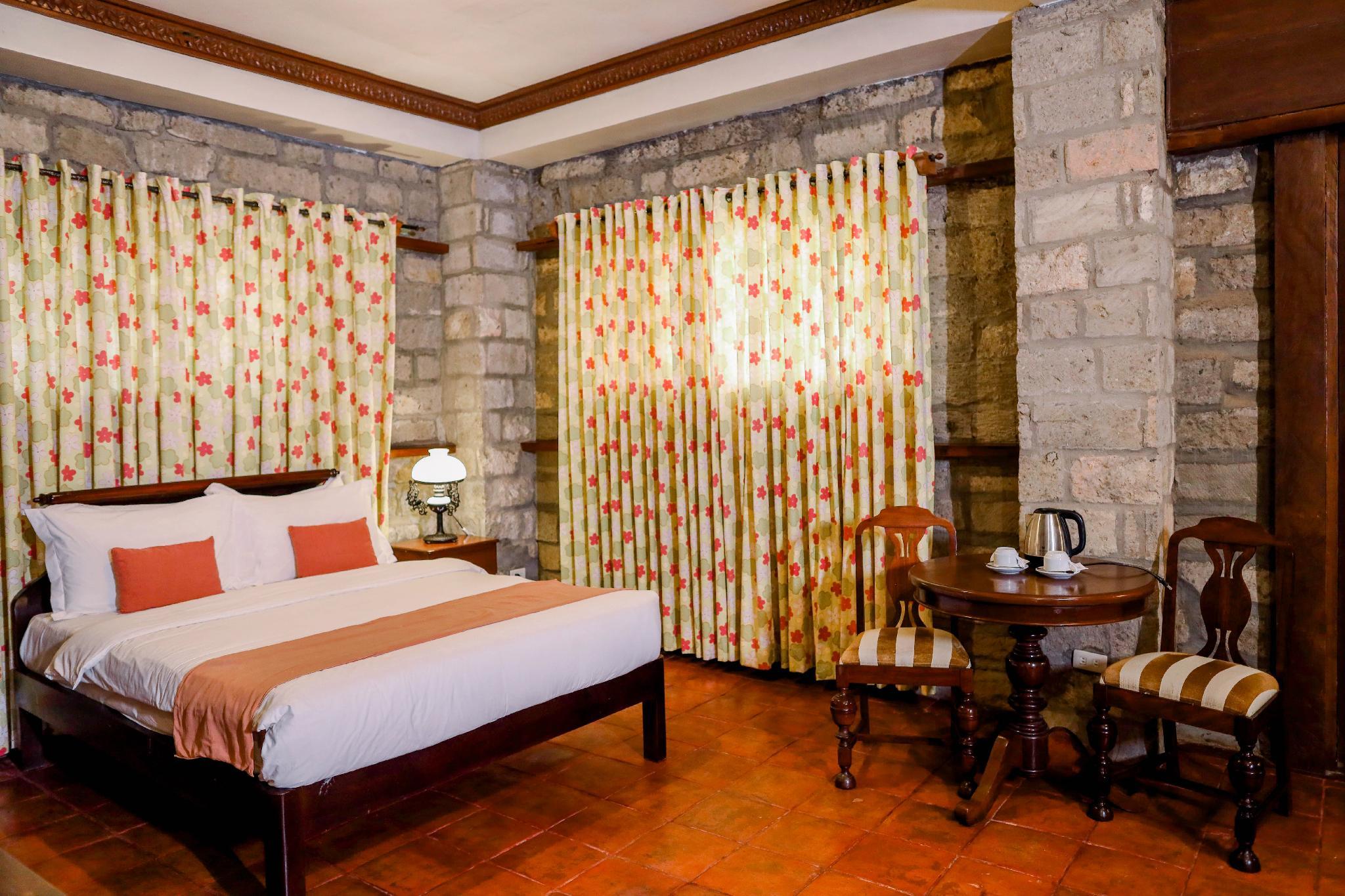 House, 4 Queen Beds