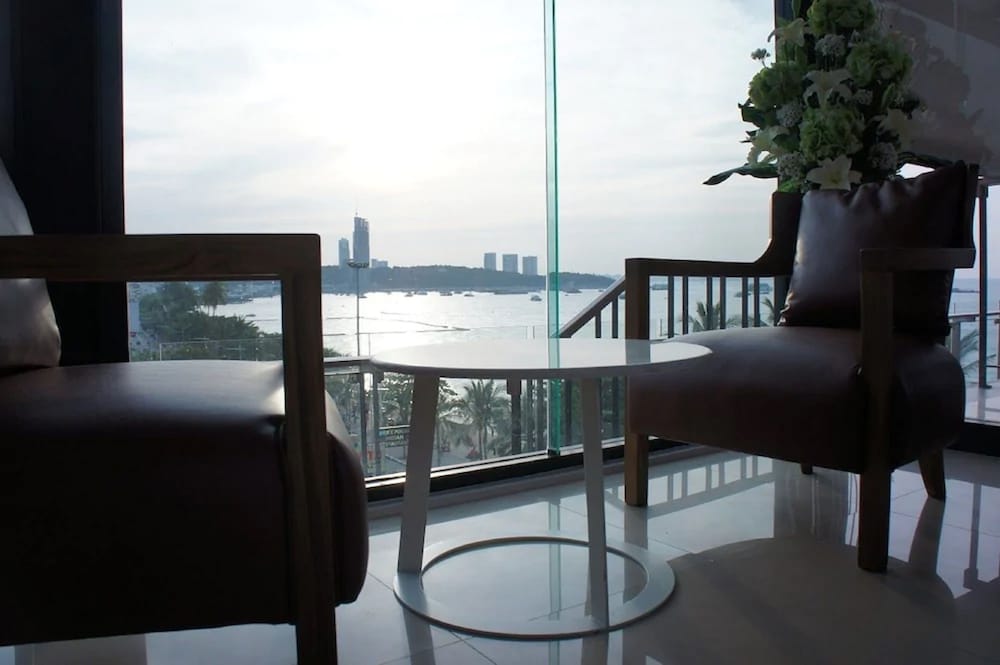 Serenotel Pattaya Beach Front 39/50