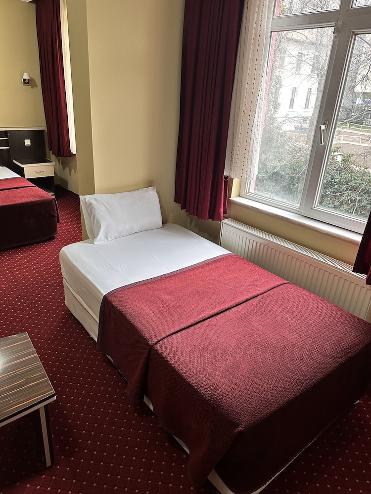ROOM, TWIN BEDS