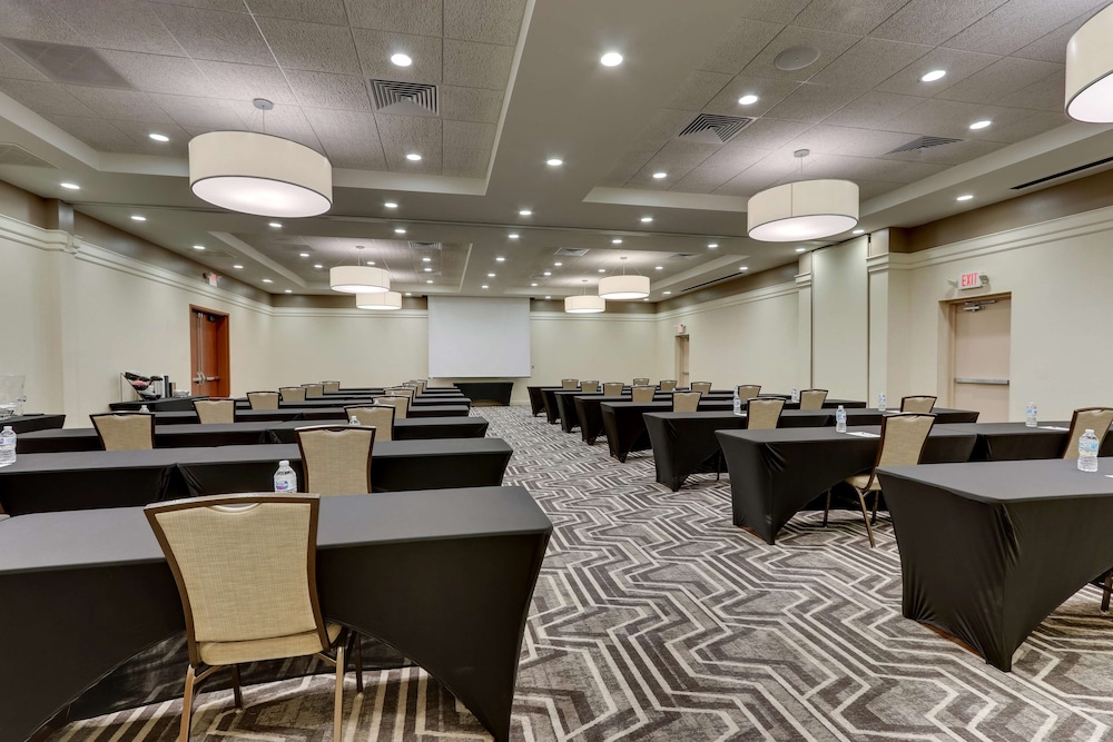 Drury Inn & Suites Orlando 53/60