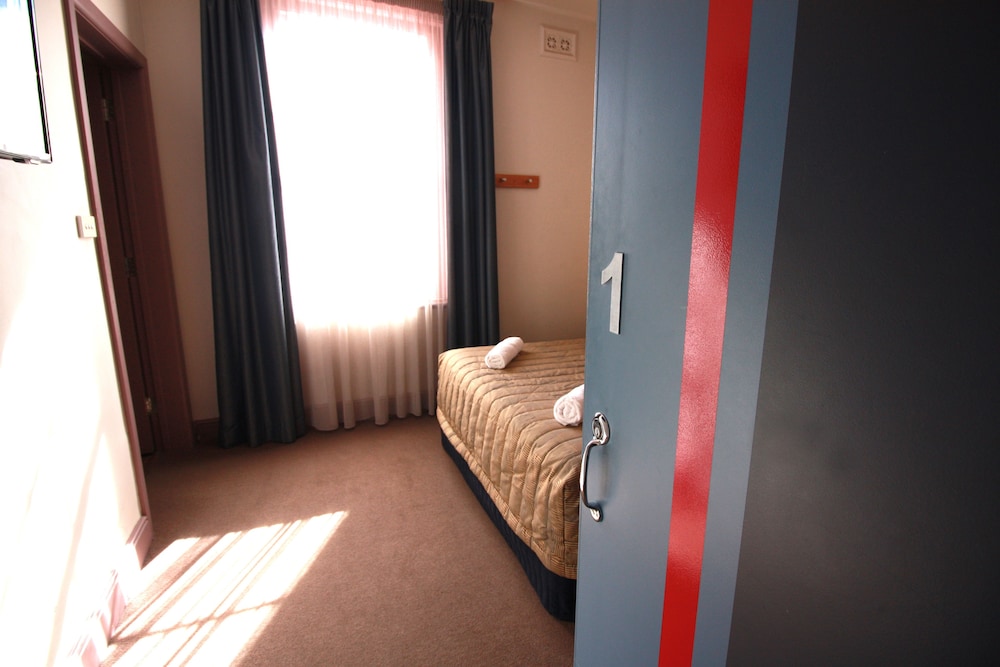 Central Hotel 45/55