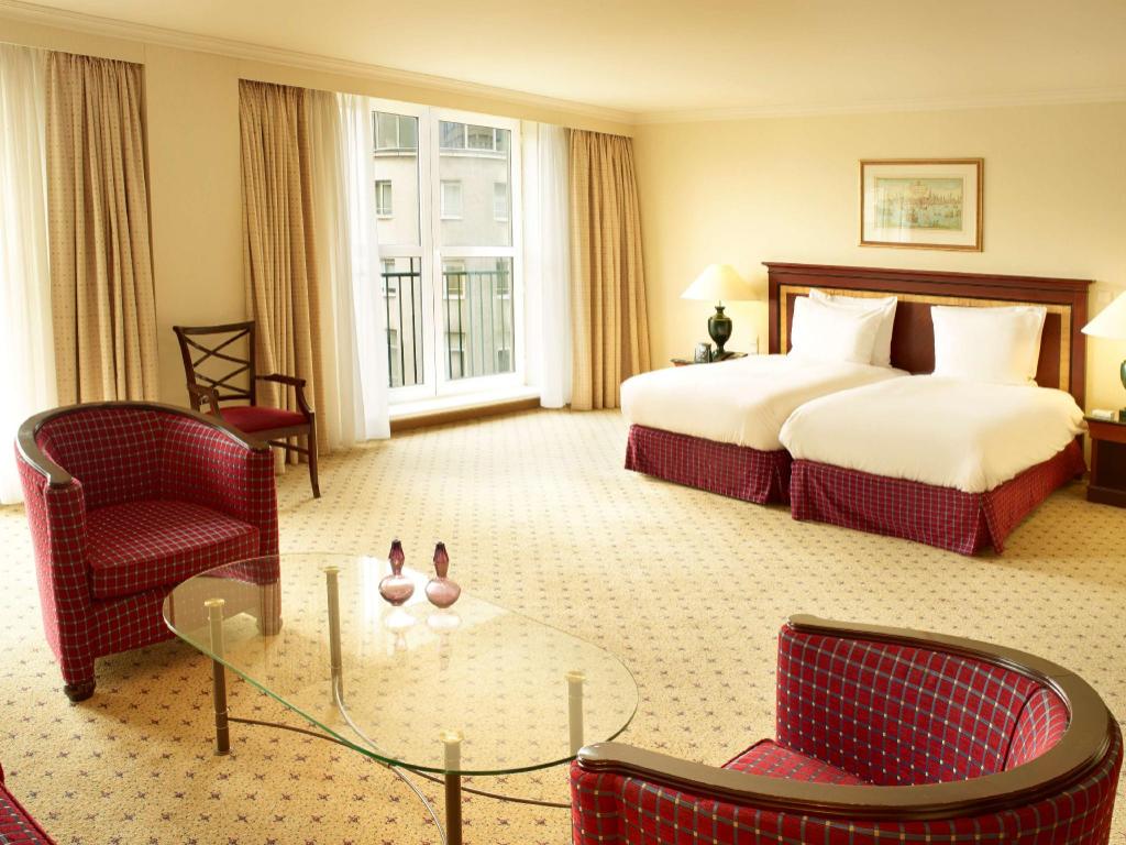 ROYAL, CONNECTING, SUITE, TWIN BEDS
