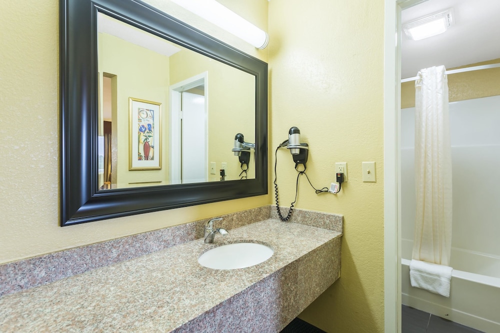 Econo Lodge White Pine Morristown I-81 & I-40 Split 19/37