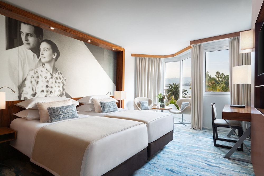 DELUXE, KING BED, PARTIAL SEA VIEW
