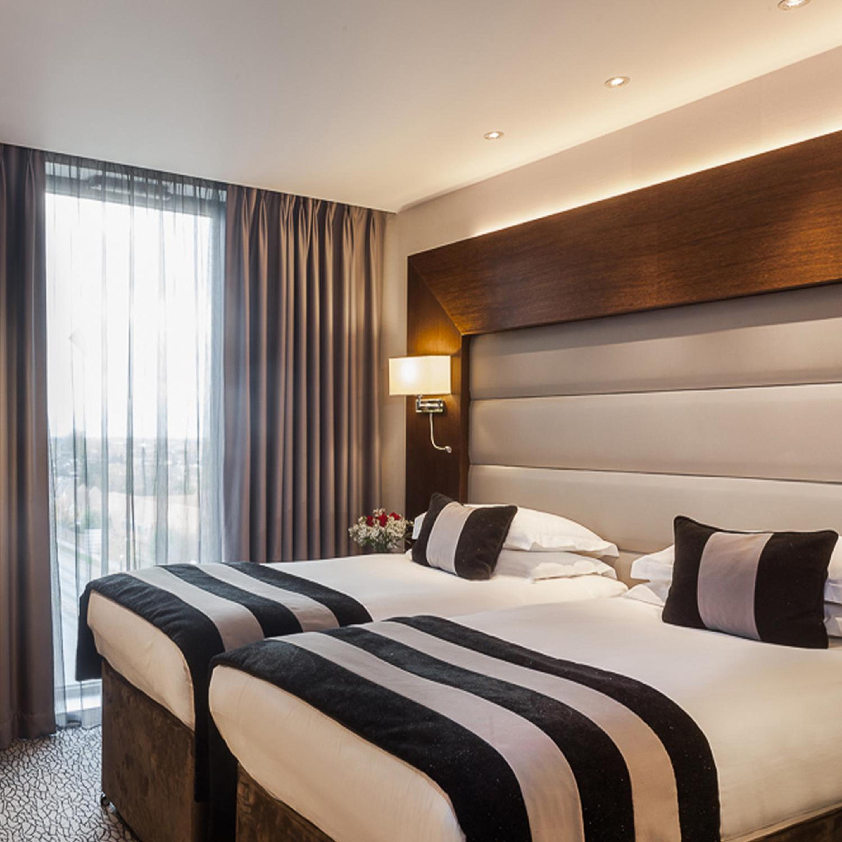 CLUB, TWIN BEDS