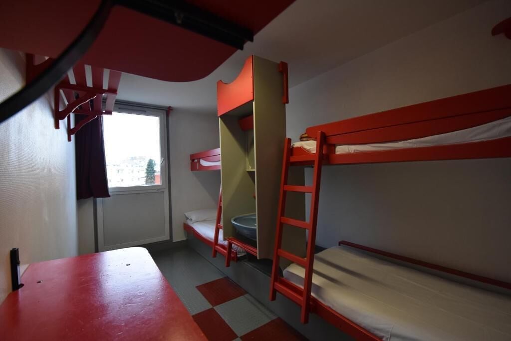 سكن مشترك بأربعة أسرّة للرجال بحمام مشترك، Auberge de Jeunesse Paris - Le d'Artagnan 9/10