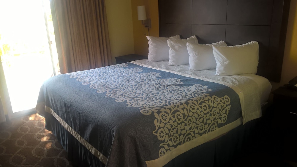 1 Bedroom, Suite, King Bed, Side Pool View