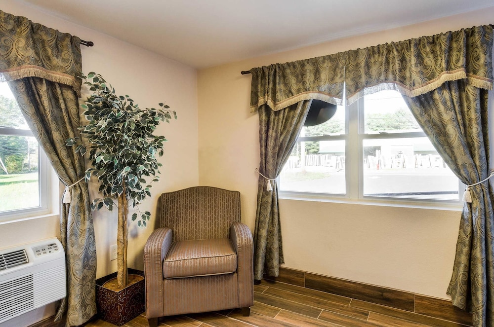 Rodeway Inn Middleboro-Plymouth 19/26