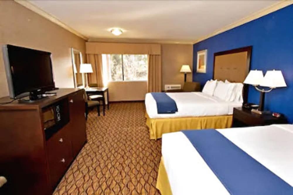Holiday Inn Express Port Hueneme 7/38