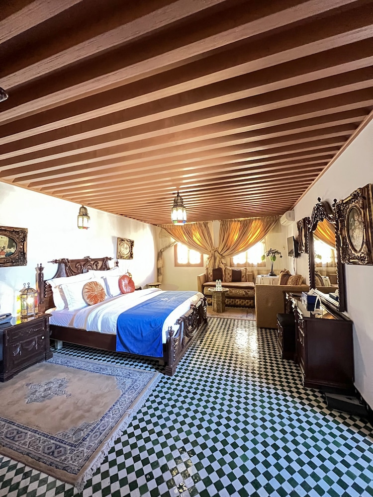 Mountain, Suite, Queen Bed, City View