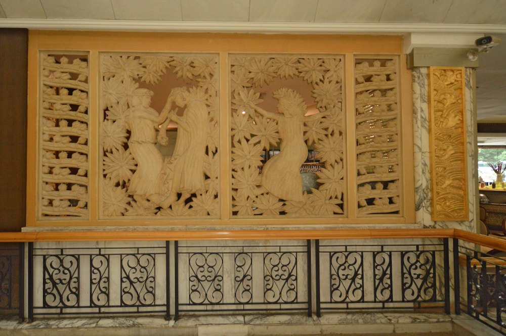 Guangdong Hotel (Sun Yat-sen Memorial Hall Station) 12/73