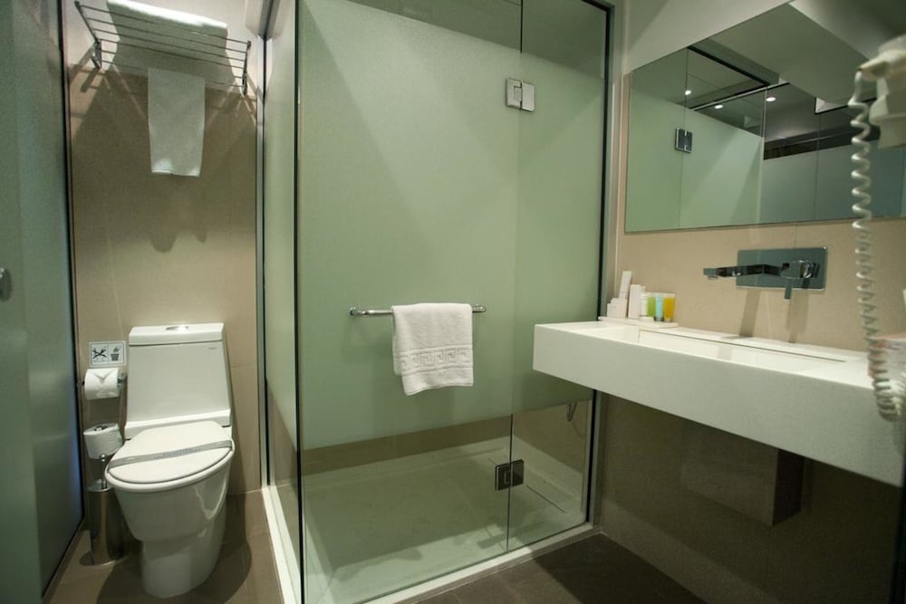 ibis Styles Larnaca Finikoudes Beach 8/32