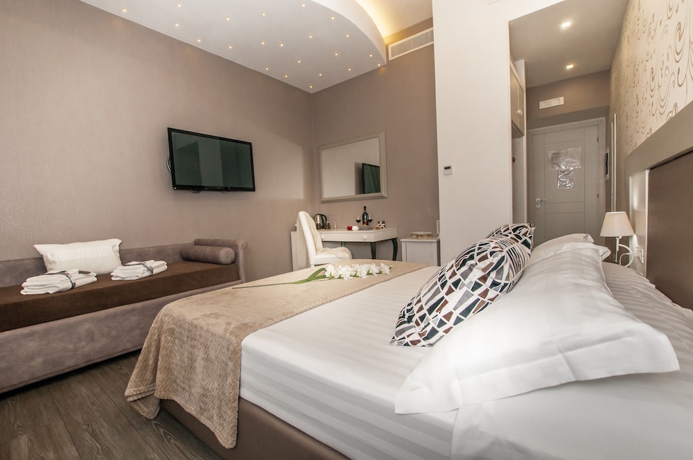 Elenoire Rooms & Suite 18/48