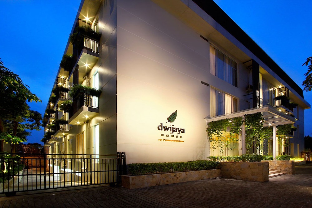 Dwijaya House Of Pakubuwono 3/50