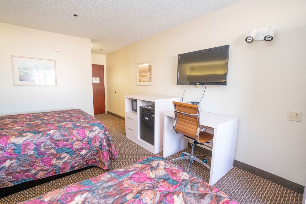 Regency Inn & Suites DFW 15/36