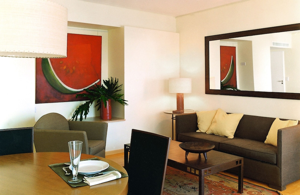 ART SUITES 25/51