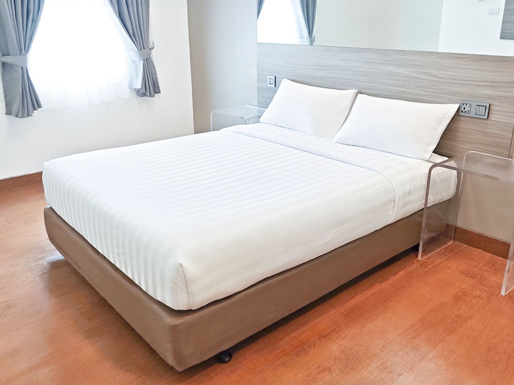 City, Queen Bed، Red Planet Cebu 3/9