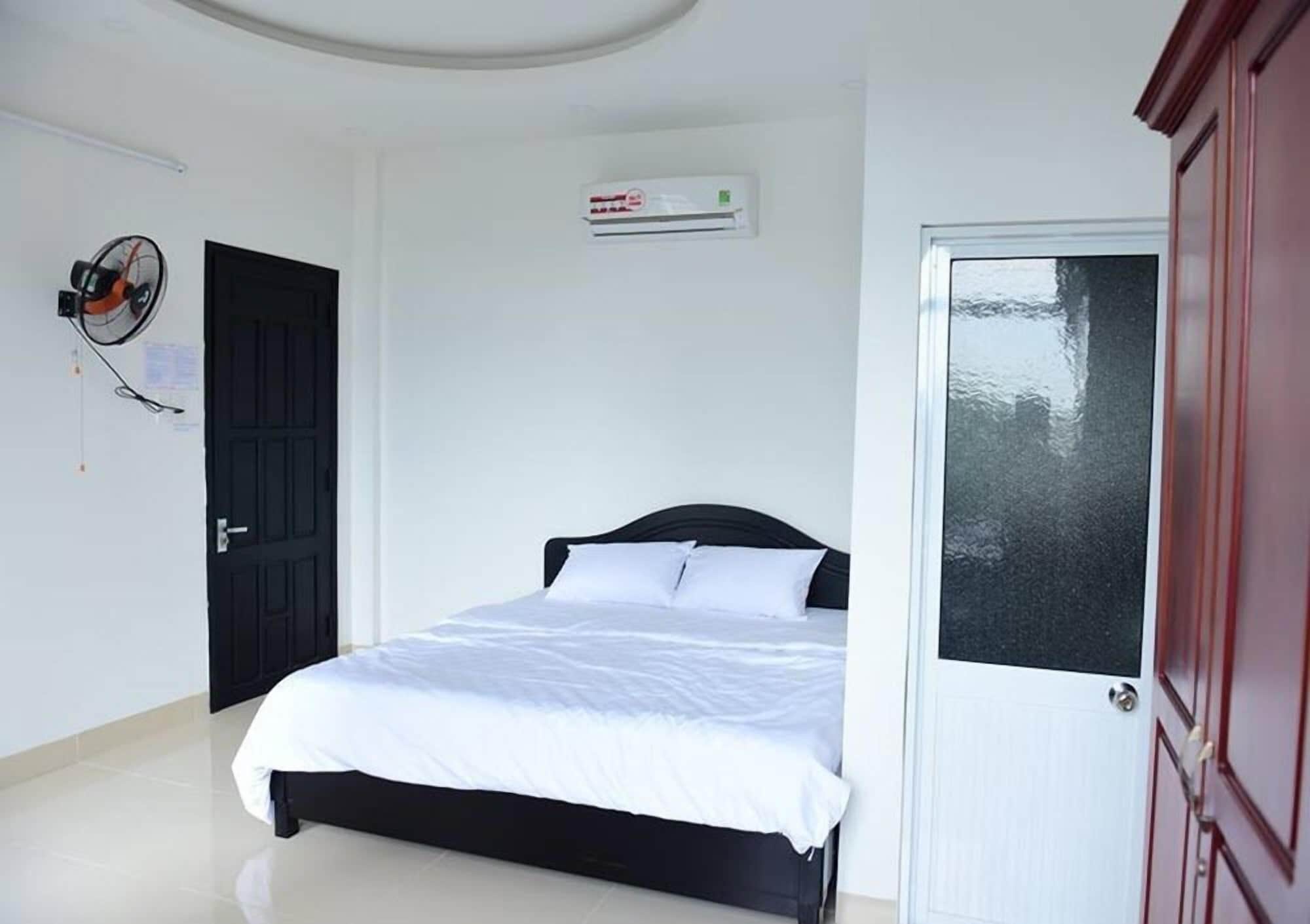 ROOM, DOUBLE BED