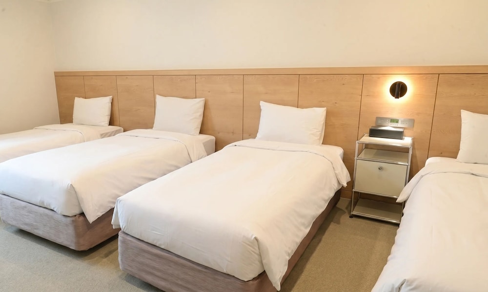 DELUXE, QUADRUPLE, MULTIPLE BEDS, CITY VIEW