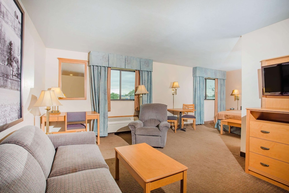 Super 8 by Wyndham Monroe WI 37/54