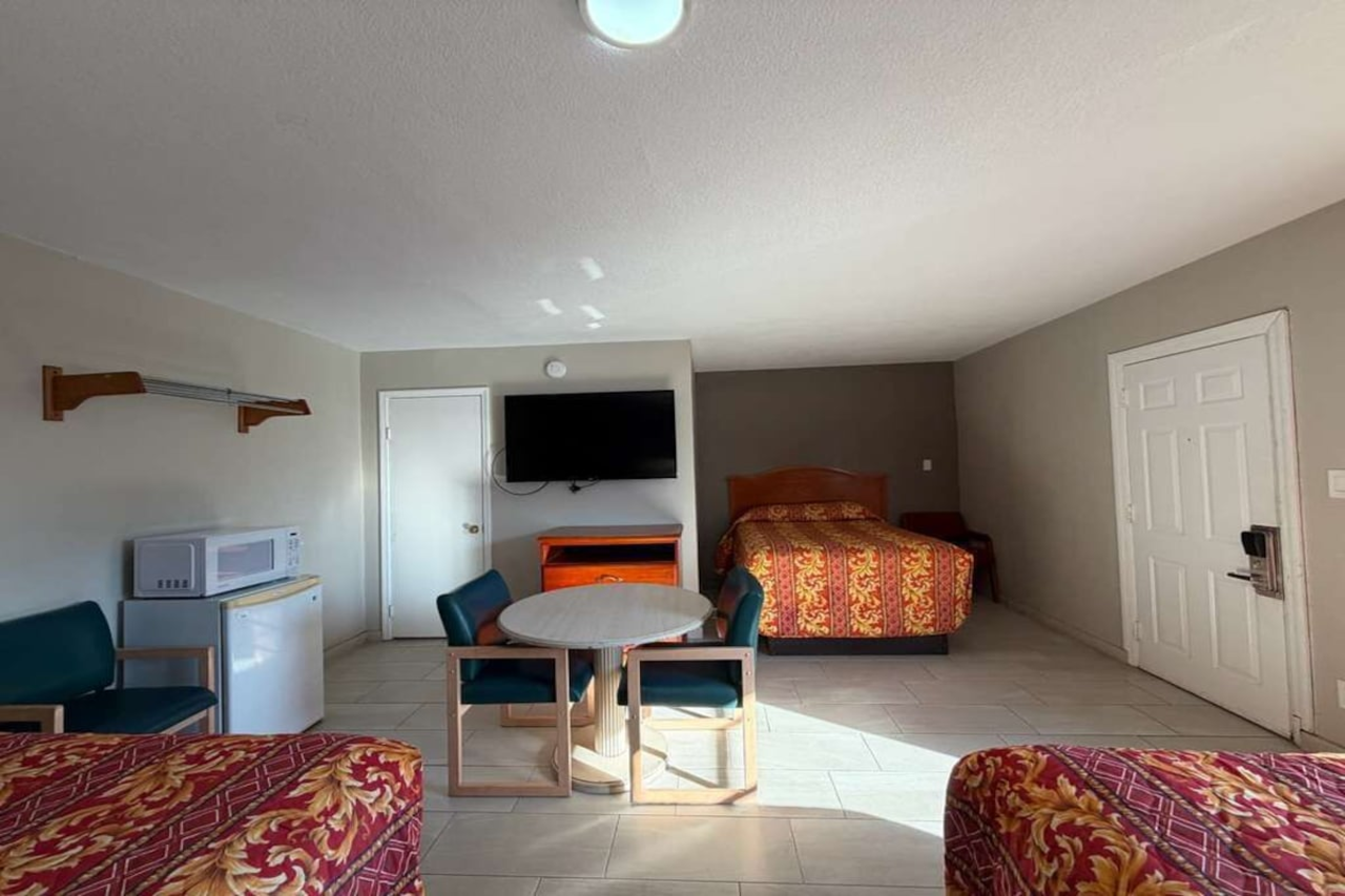 OYO Regency Inn Daytona Beach Near Airport 16/23