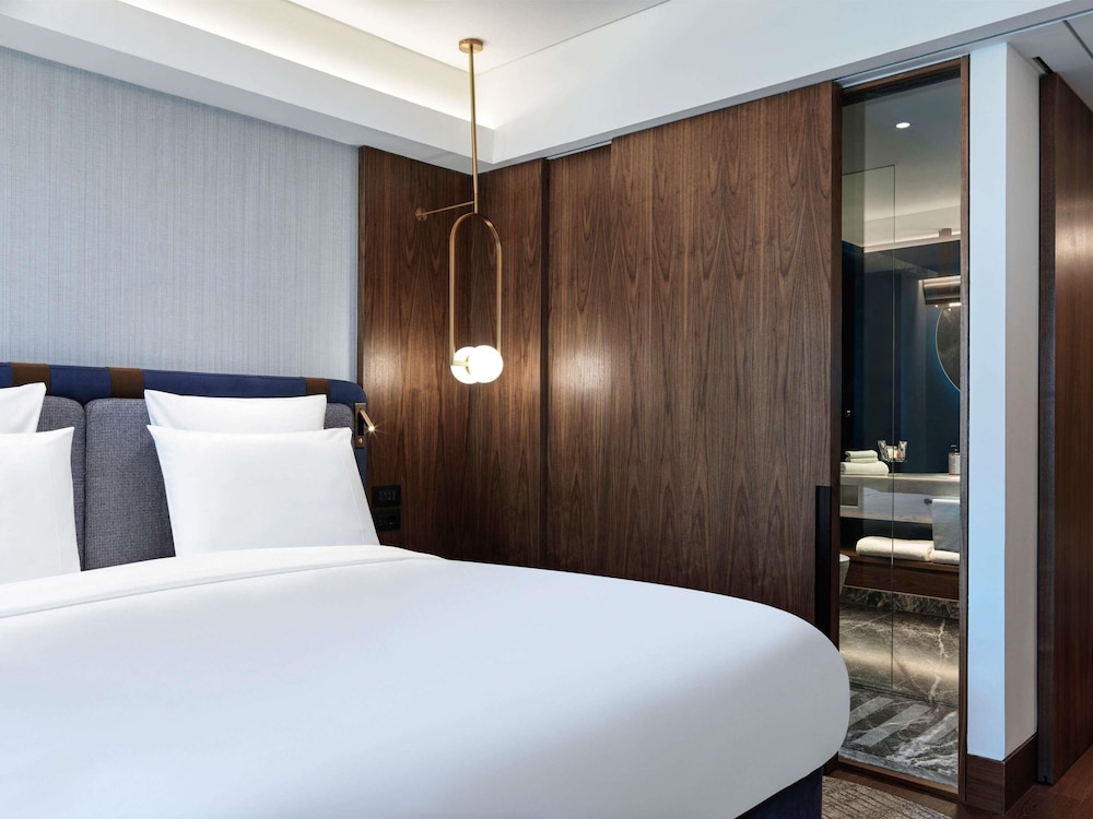 DELUXE, KING BED
