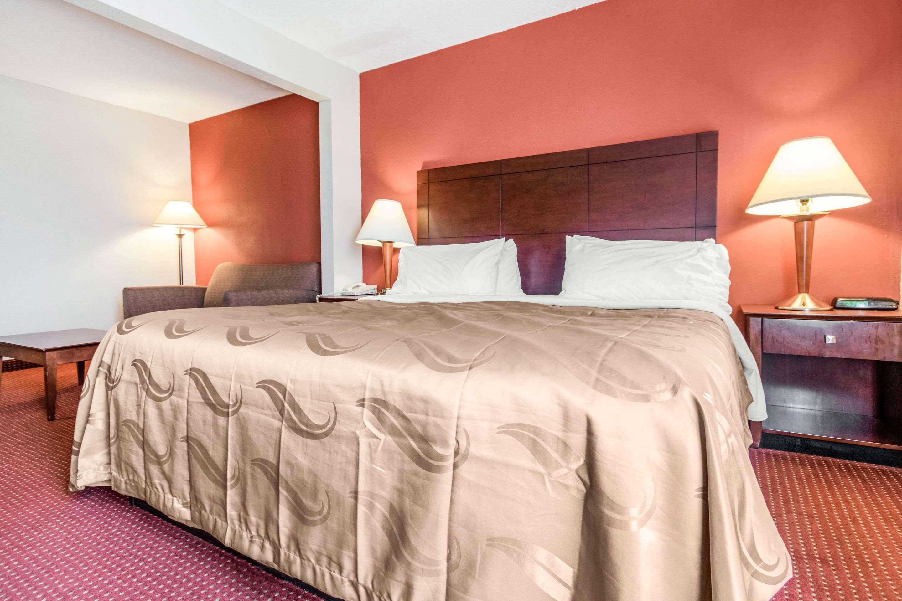 Efficiency, King Bed، Quality Inn & Suites Lawrenceburg 2/2