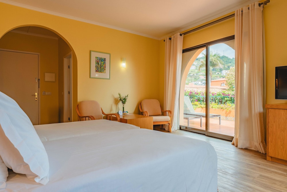 Studio, Twin Beds, Side Sea View