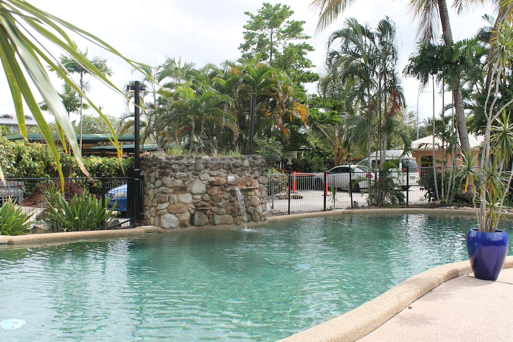 BOHEMIA RESORT CAIRNS 44/45