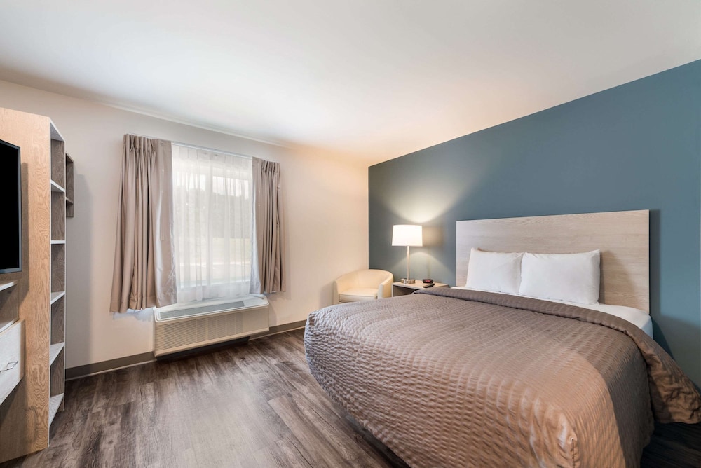 SUITE, QUEEN BED