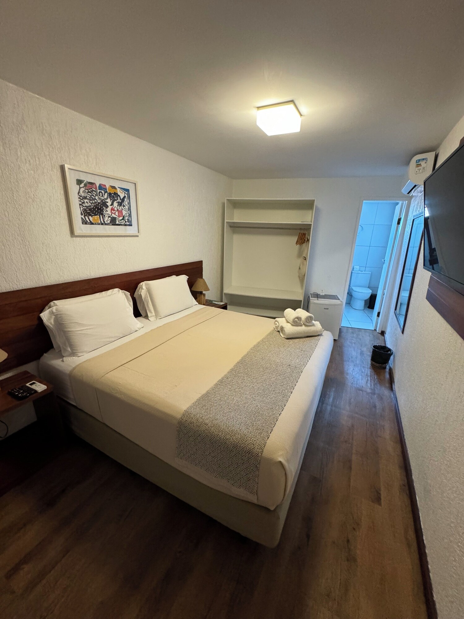 ROOM, DOUBLE OR TWIN BED