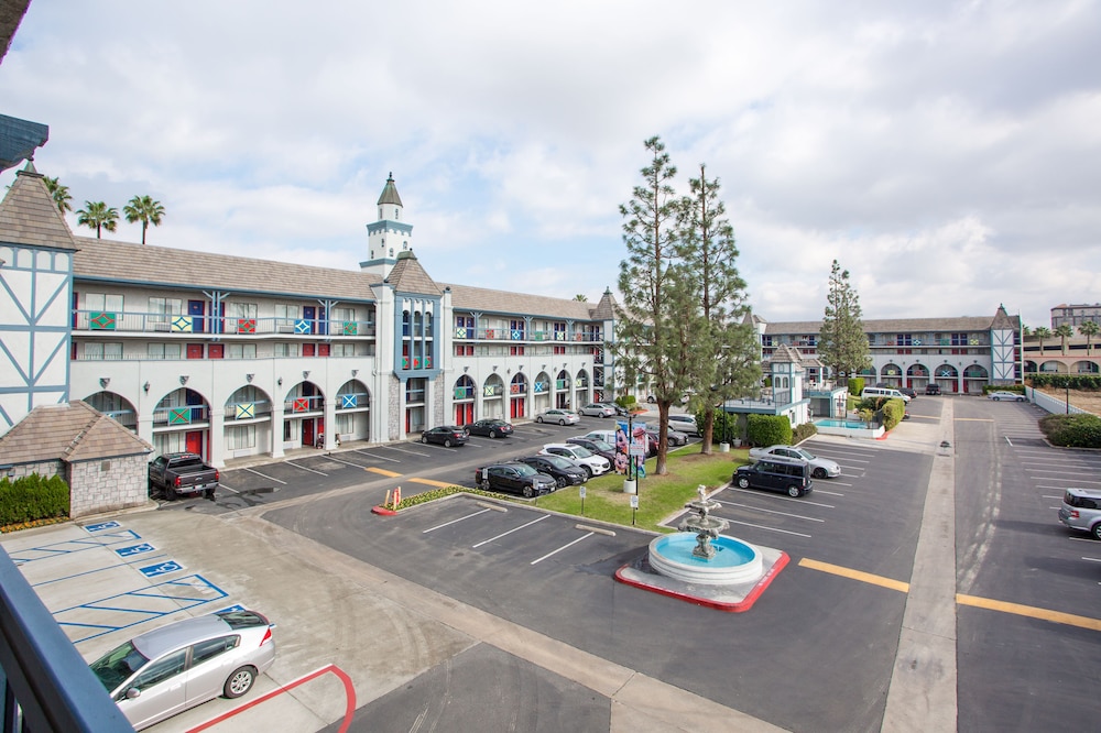 Castle Inn And Suites 24/38