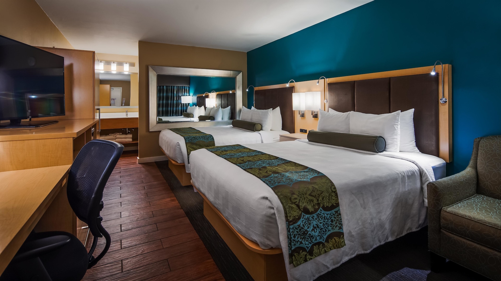 غرفة قياسية بسريرين كوين بإطلالة على الفناء، Best Western Plus South Coast Inn 7/10