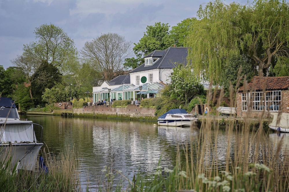 The Waveney House Hotel 54/58