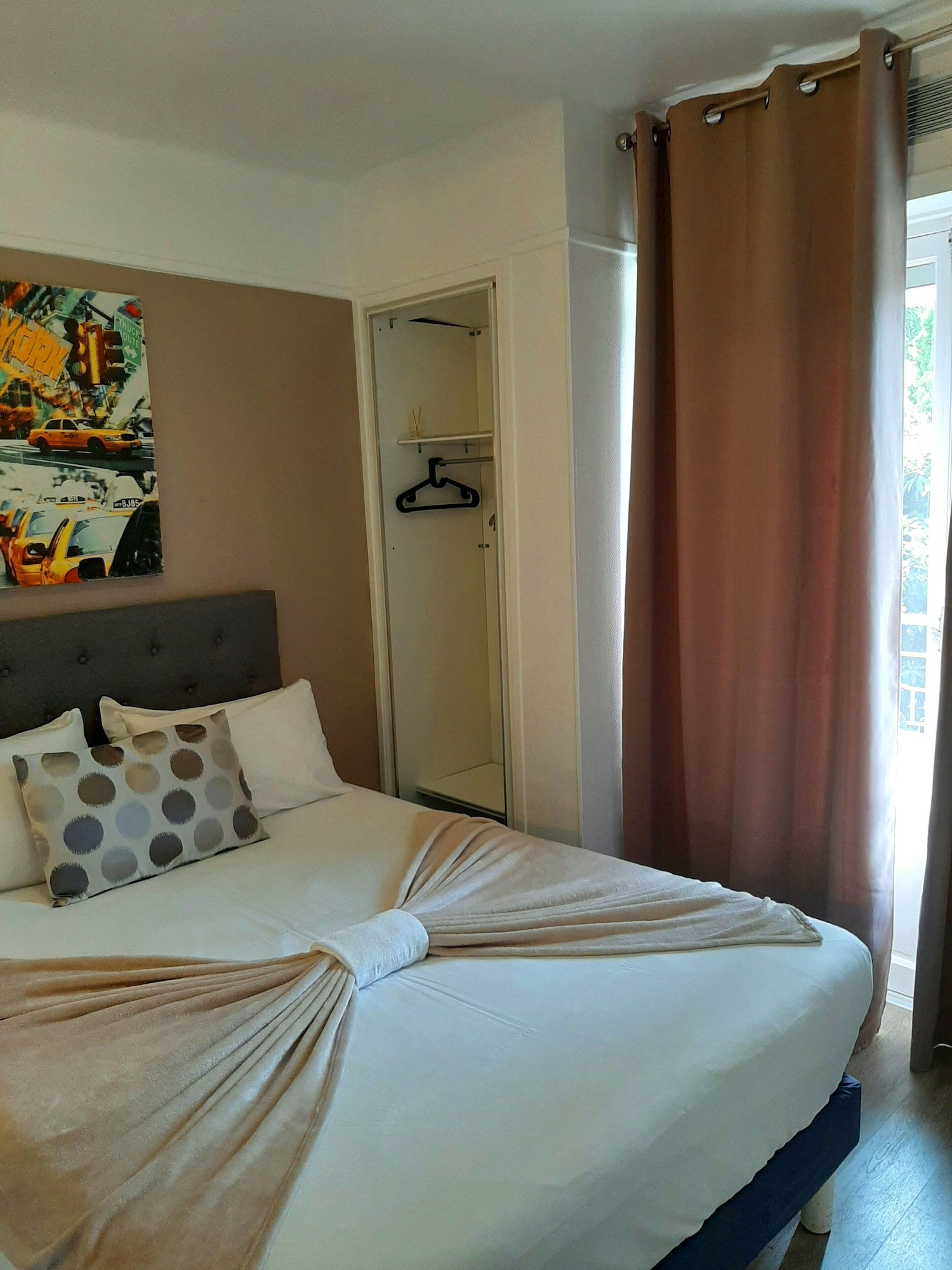 ROOM, DOUBLE BED