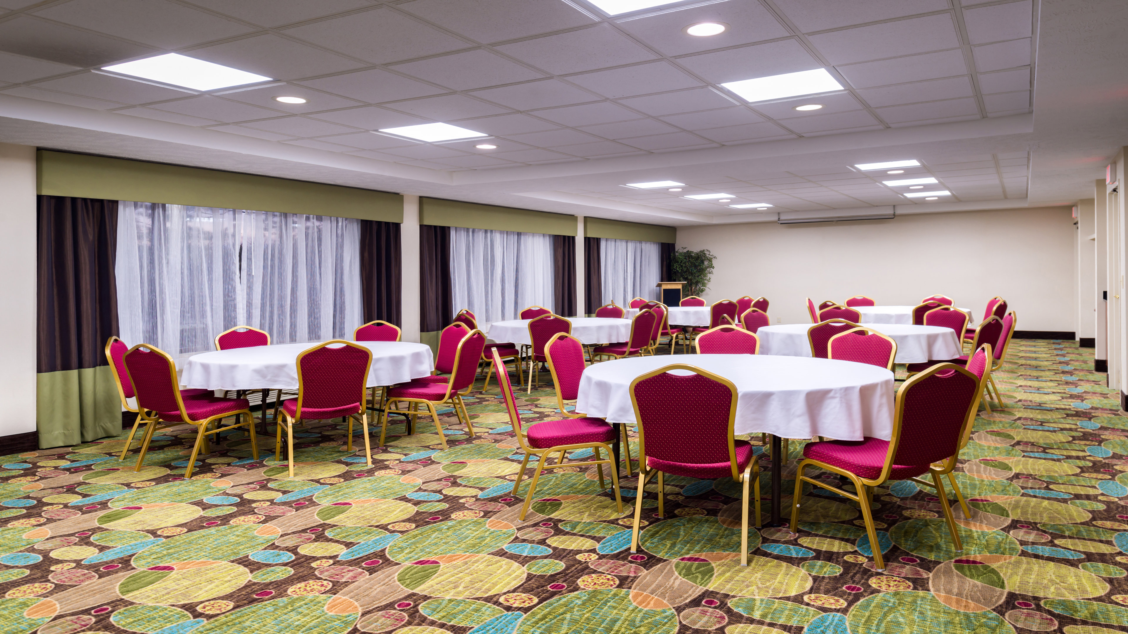Holiday Inn Hotel Suites Warren 48/53
