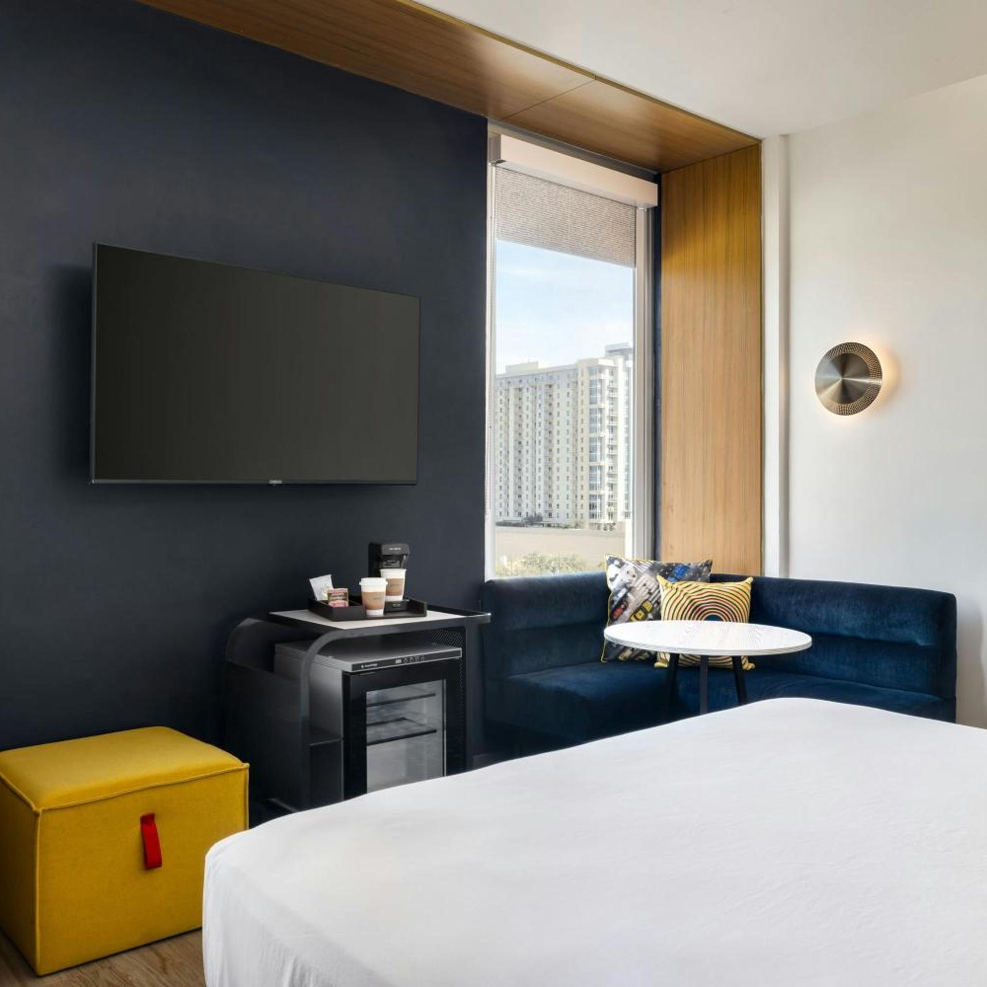 Aloft, Guest Room, King Bed, High Floor، Aloft Houston Galleria Hotel 2/10