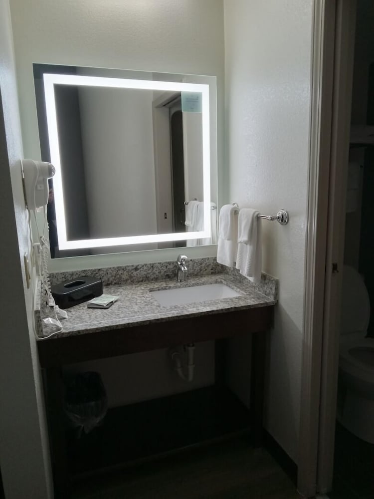 Sleep Inn and Suites Kingsport TriCities Airport 50/50