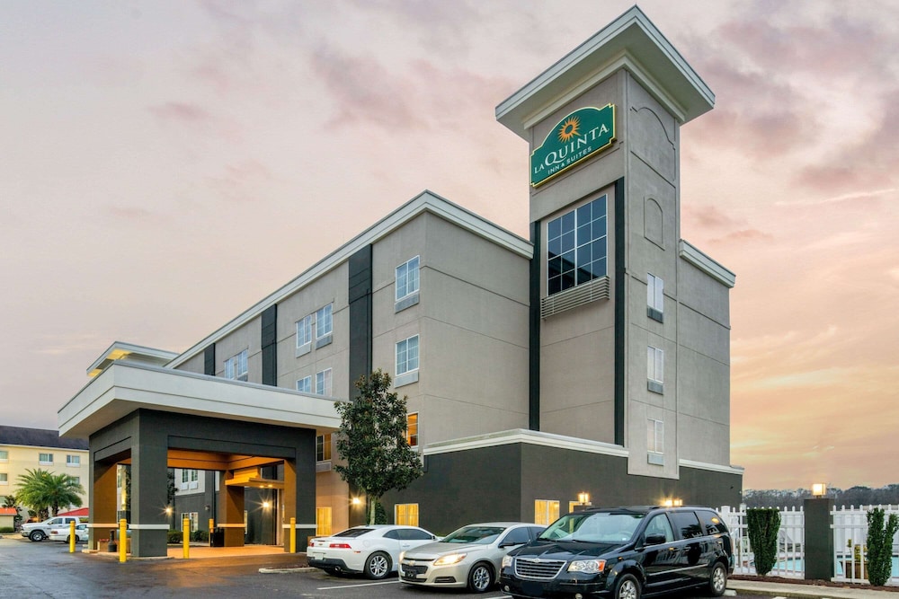 La Quinta Inn & Suites by Wyndham Gonzales LA 2/48
