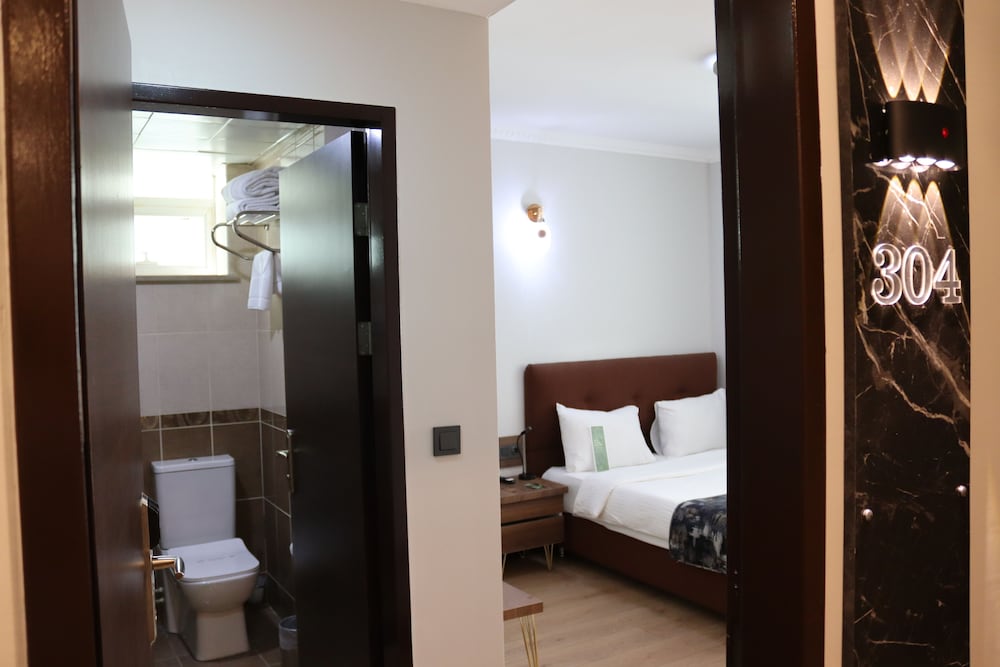 Lotis Hotel 34/35