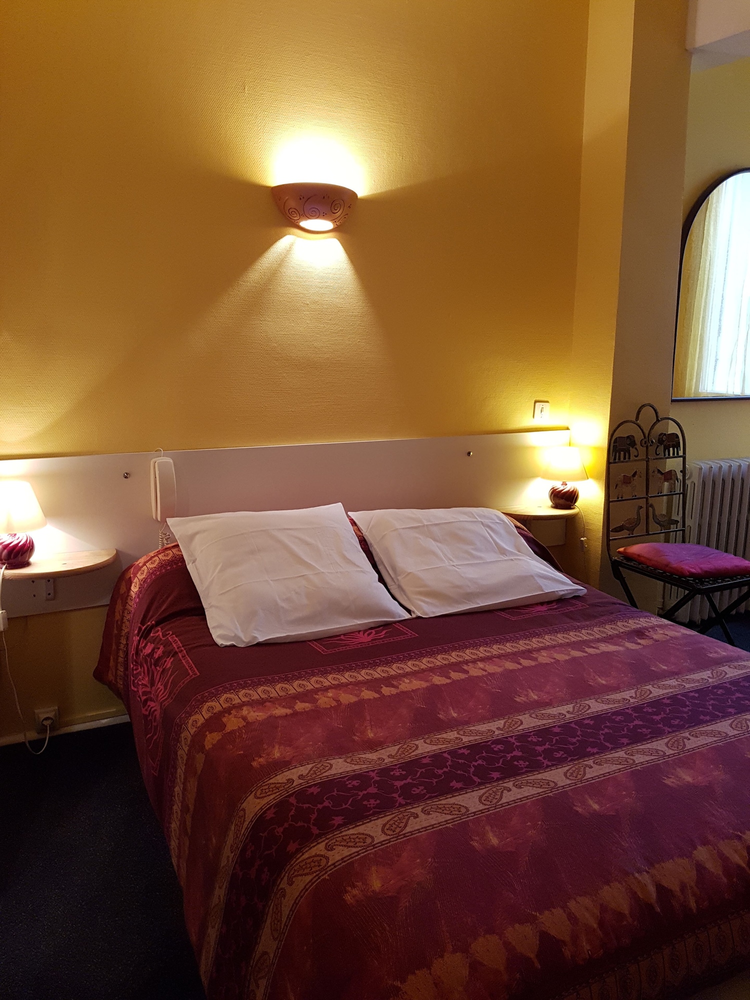 ROOM, TWIN BEDS