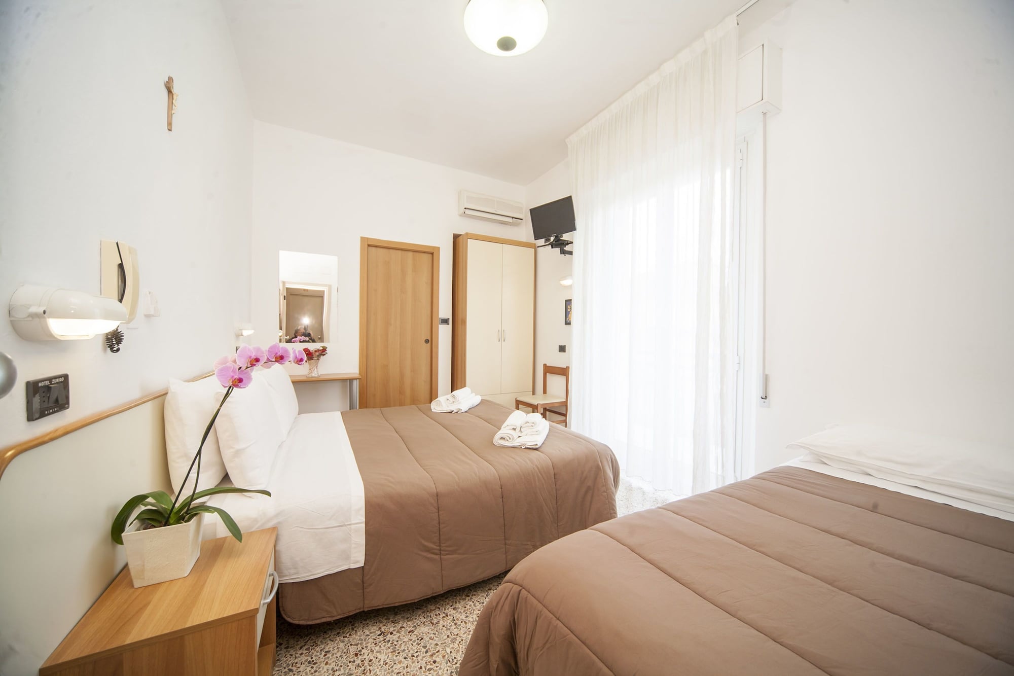 ROOM, QUADRUPLE
