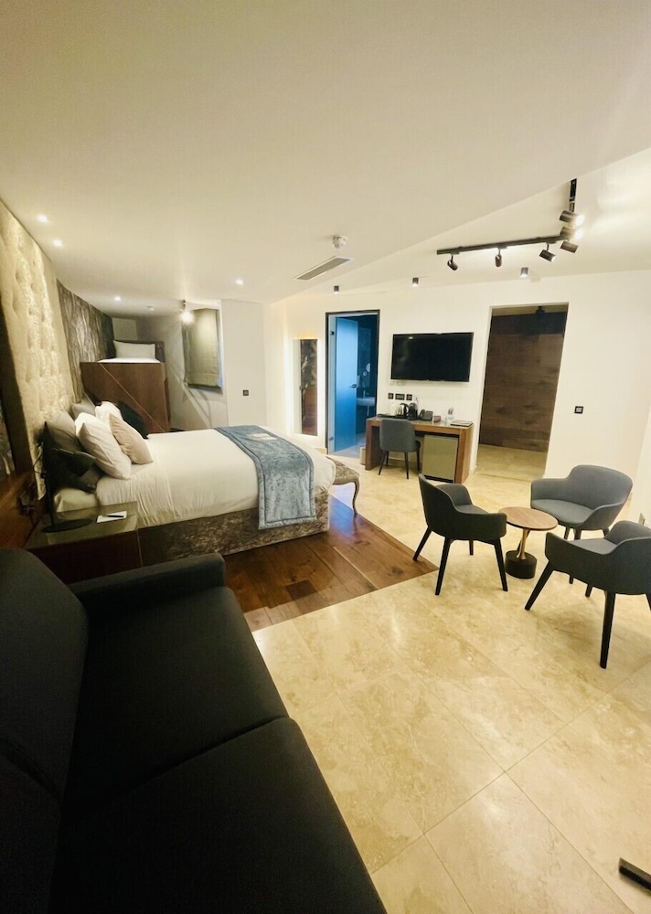 The Village Boutique and Spa 50/72