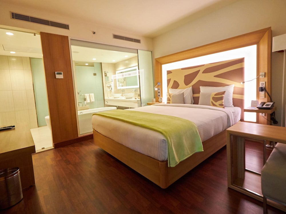 EXECUTIVE, SUITE, KING BED, LIVING AREA, BATHTUB