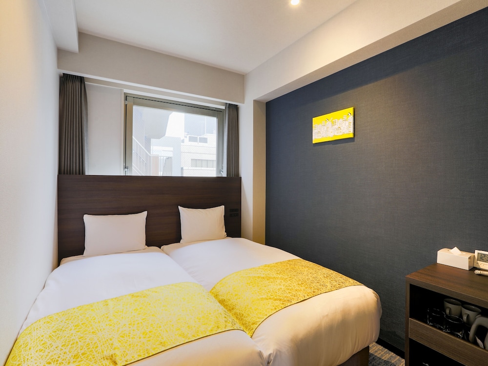 HOLLYWOOD, TWIN BEDS